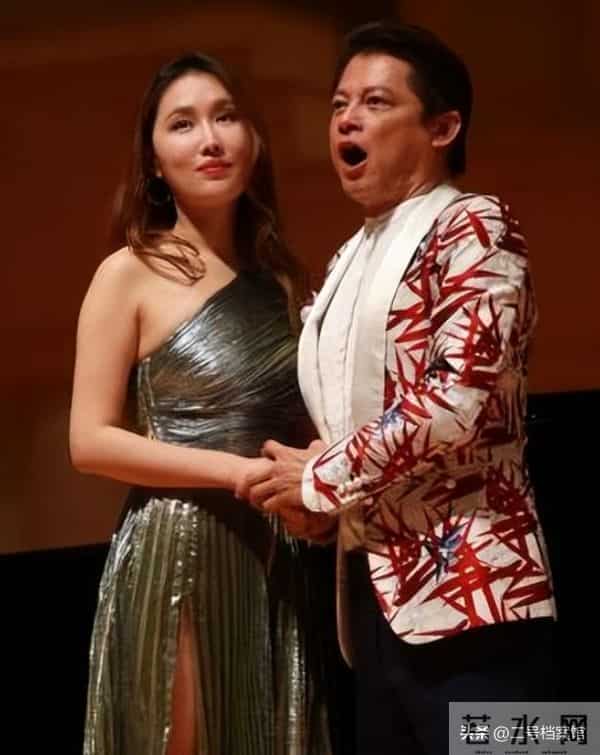 挤走原配自己做美艳师娘, 嫁65岁音乐家的王冰冰, 如今玩的更"花"了