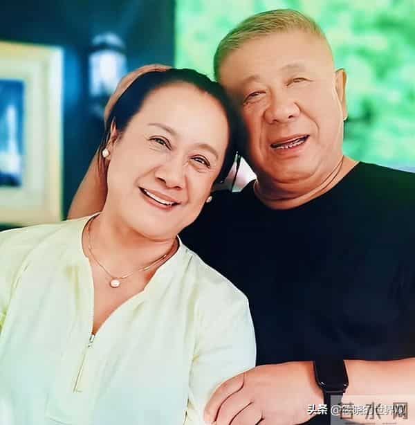 原来他俩是夫妻，被老婆领导了一辈子，68岁住大别墅却仍坚持拍戏