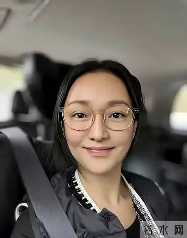 50岁周迅头发花白,瘪嘴模样一脸老态认不出,无儿无女成最大遗憾