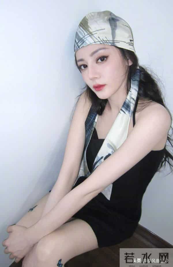 迪丽热巴罕见的肉丝美腿，还挺性感