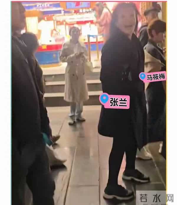 汪小菲真宠女儿，八万元的外套一下买两件，小玥儿穿上很显贵气