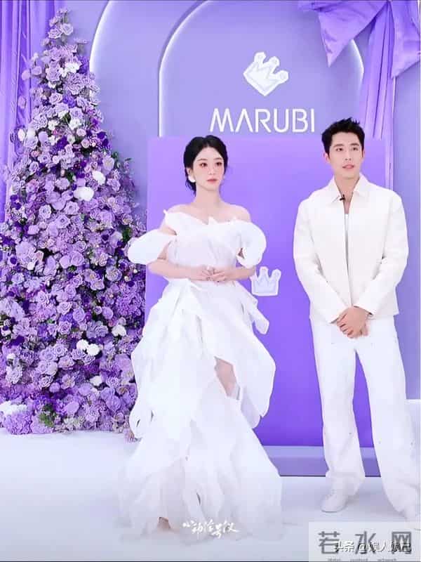 杨紫活动现身，紫色现场映衬下，一袭白裙似白玉兰，美得超惊艳！