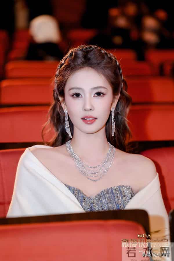 哇塞！白鹿的身材超有料性感迷人瘦而不柴、天使的容颜魔鬼的身材