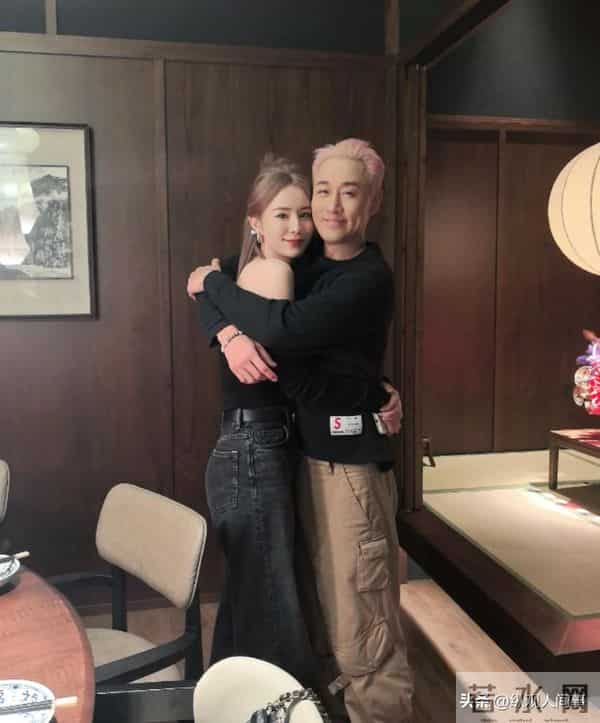 林峯上海演唱会，和张馨月贴脸搂抱亲密，舞台上疯狂顶胯被骂惨