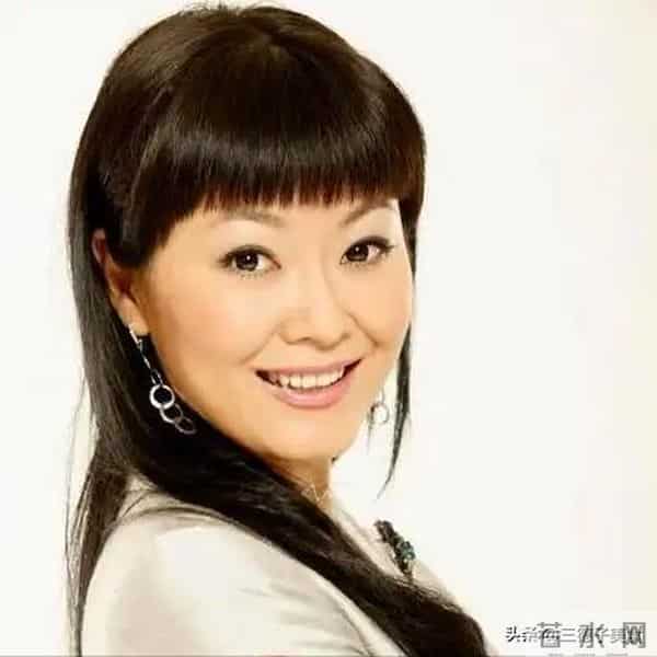 丁克15 年遭婆婆催生，41岁生下“矮小症”女儿，王小骞如今怎样了