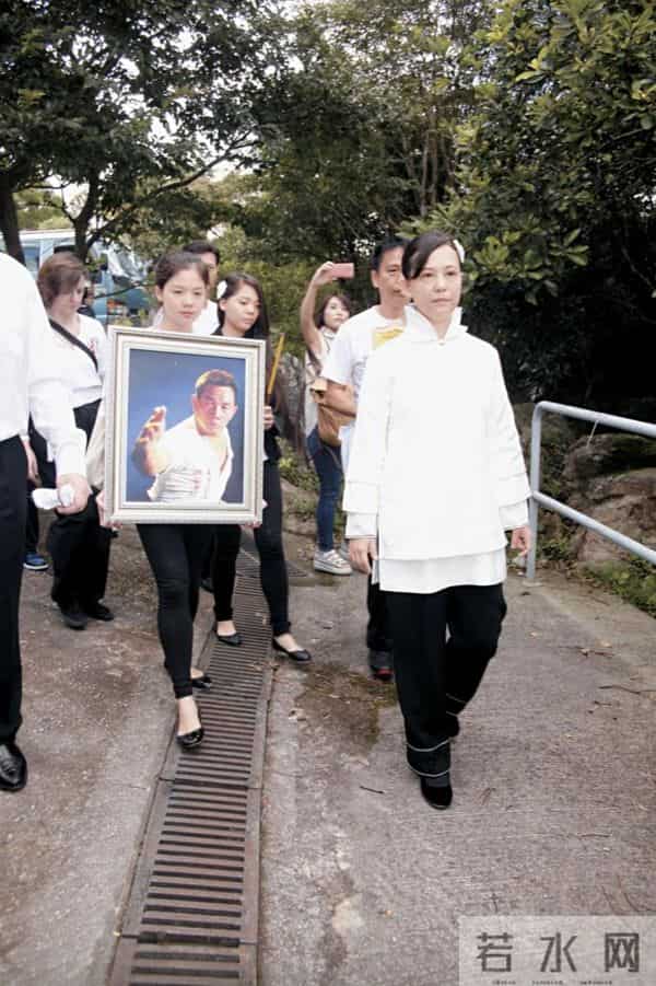 刘家良骨灰被盗，遺孀哽咽称不抱希望找回，同处多个富豪骨灰被盗