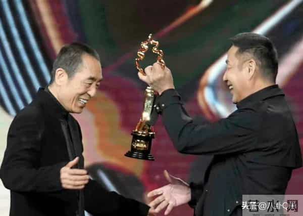 恩爱25年难敌岁月残酷！74岁张艺谋瘦弱如柴，43岁陈婷仍娇美如花