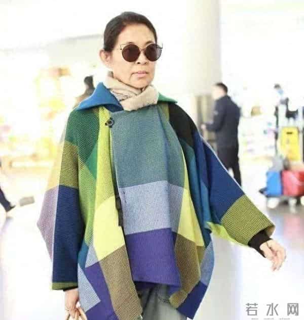 倪萍瘦身后真洋气，穿宽松毛衣+牛仔裤走机场，拿LV包包不像66岁
