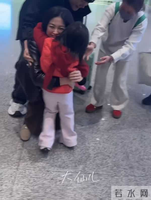 朱珠被4岁女儿扑倒，瘫坐地上笑得见牙不见眼，3名助理才扶起来