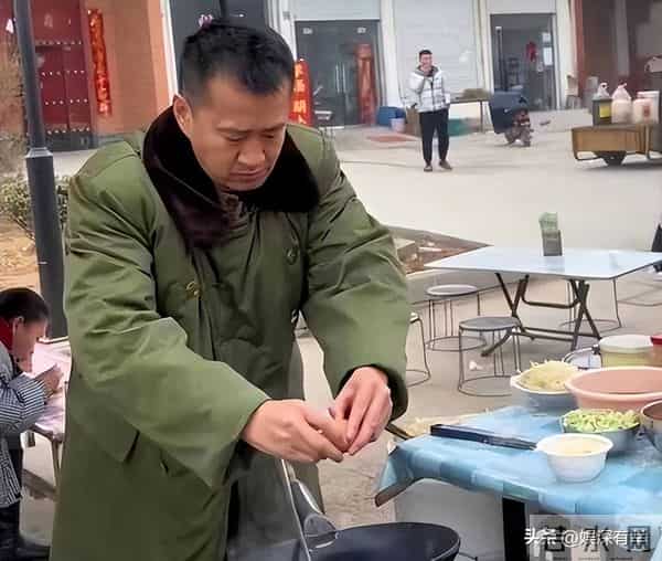 知名演员无戏可拍,已回老家摆摊挣钱,张颂文一句话揭开内娱真相