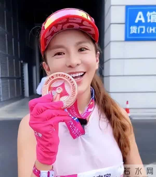 52岁朱迅近况曝光！面色苍白不敢认，网友：怎么变成这样了！