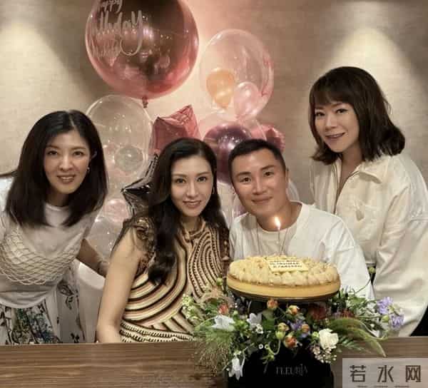 李嘉欣姐姐在上海参加继子婚礼,被敬茶笑不拢嘴,15岁儿子罕露脸