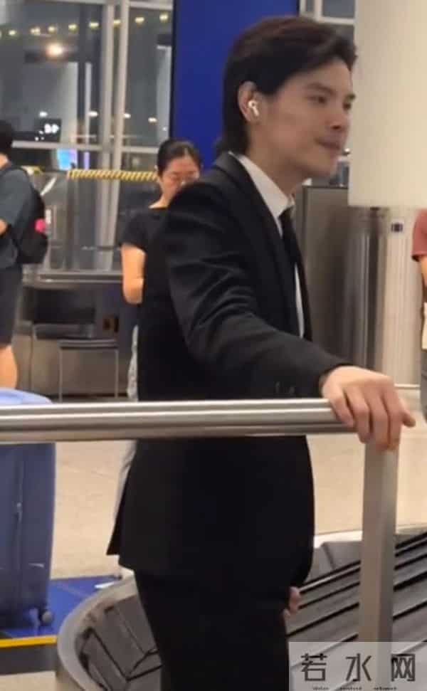 向佐香港机场被偶遇,穿西装留着清爽利落的短发,颜值达到巅峰