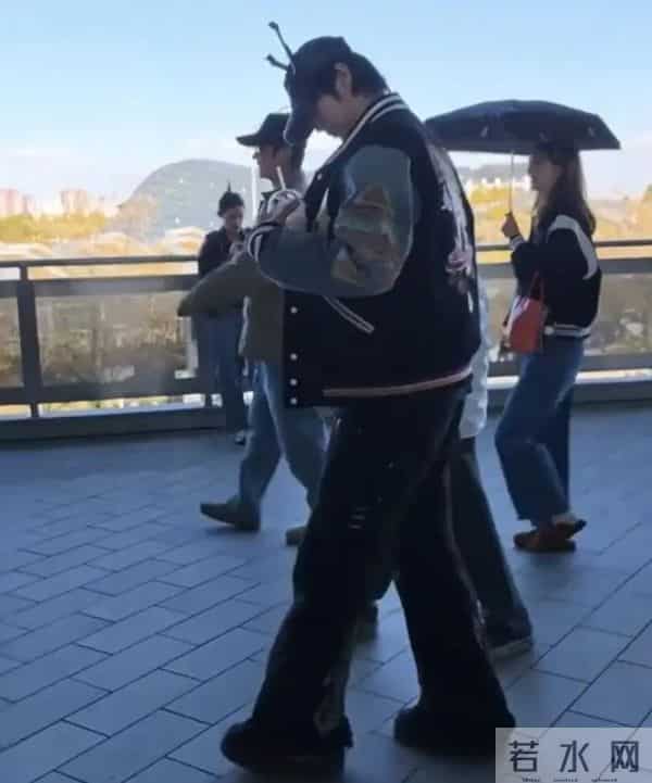 张丹峰洪欣带孩子逛环球影城，对着镜头比耶，完全看不出相差10岁