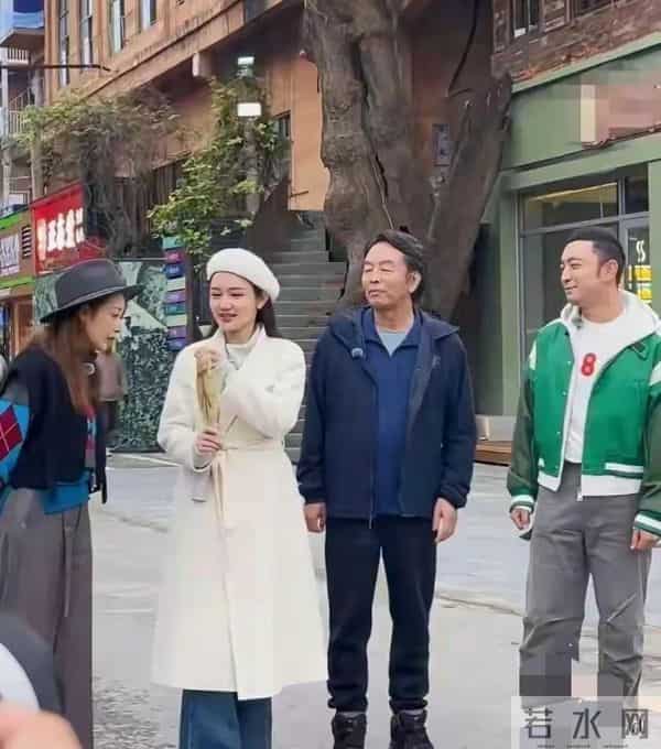 郑州偶遇龙洋,她真的好美啊,穿着白色风衣,亭亭玉立,美呆了