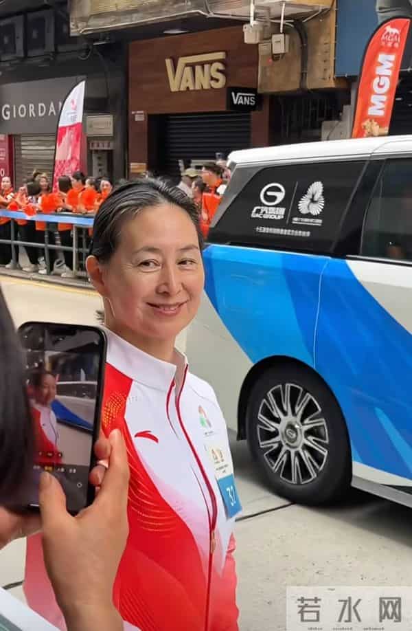 何超琼穿运动装亮相澳门街头，虽有皱纹白发，气质依旧优雅！