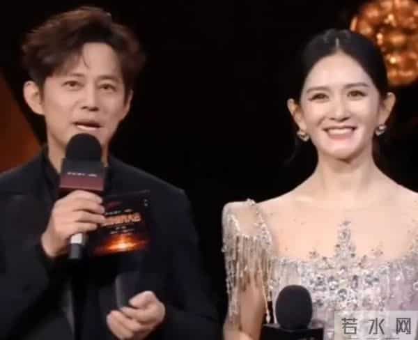 谢娜何炅久违同台主持，谢娜发文回应，网友：你们站在那里，就是我的一整个青春