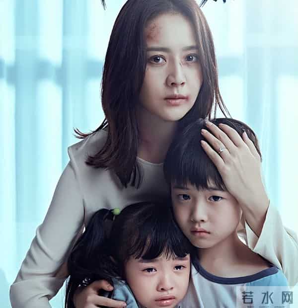 佟丽娅在深圳扫购黄金！头发稀少假发明显，满胳膊黄金手串太吸睛