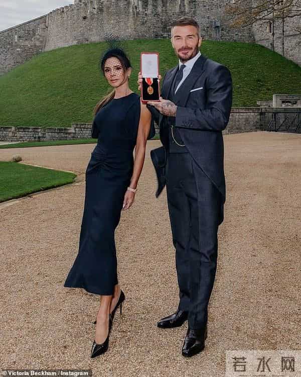 50岁贝克汉姆单膝下跪获英王亲封爵士,父母和贝嫂见证,长子沉默