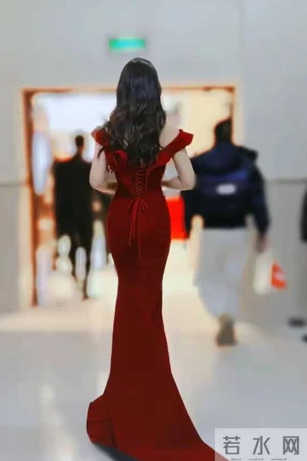 哇塞！刘涛这肥臀，算是圈内第一了吧，麻花辫配包臀裙太显年轻了