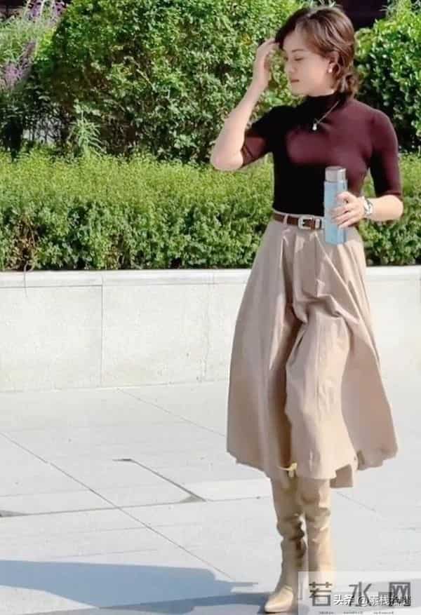 43岁孙俪上班被偶遇，她的身材真好，手里拿着保温杯，好会养生