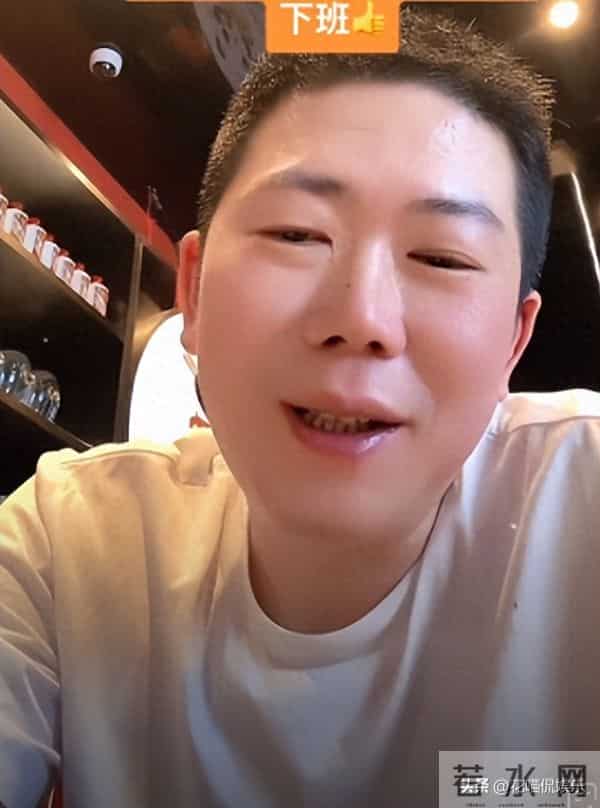 老麦跟朋友吃早点，担忧家里人，神色不是很好，大哈群聊记录曝光