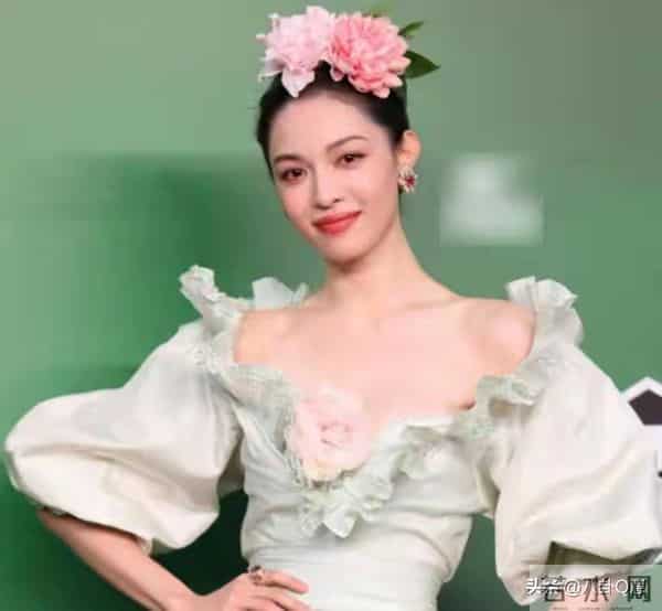 人不红倒是爱蹭！合影抢C位，当众让李晨难堪的她，如今过得怎样