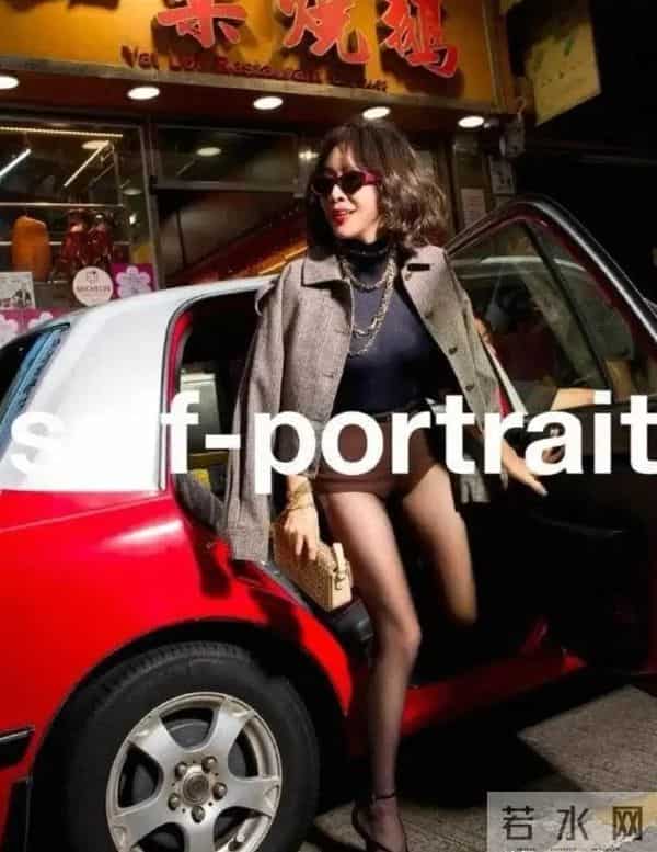 59岁刘嘉玲香港街头彻底放飞，三角裤外穿配黑丝袜，这是啥新潮流