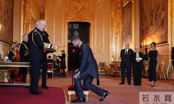 贝克汉姆获封爵士,单膝下跪接受英国国王授勋,本人回应:职业生涯中“最自豪的时刻”