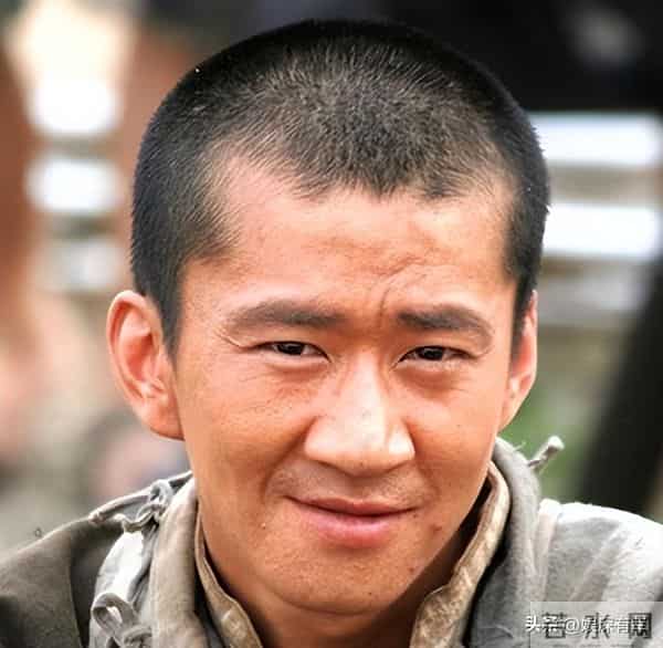 知名演员无戏可拍,已回老家摆摊挣钱,张颂文一句话揭开内娱真相