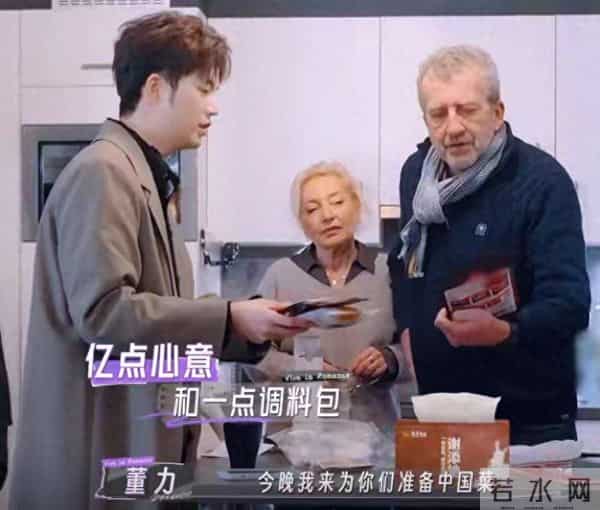 董力陪老婆工作，跟身后提包罗圈腿抢镜，阿诺穿超短裙美成洋娃娃