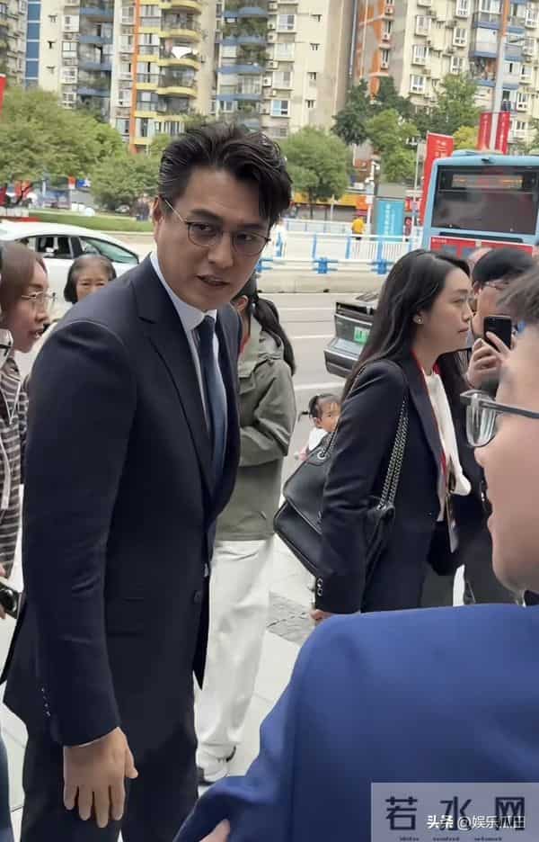 网友重庆偶遇靳东 着西装很绅士 本人大长腿 超帅气 连眼角褶子都迷人