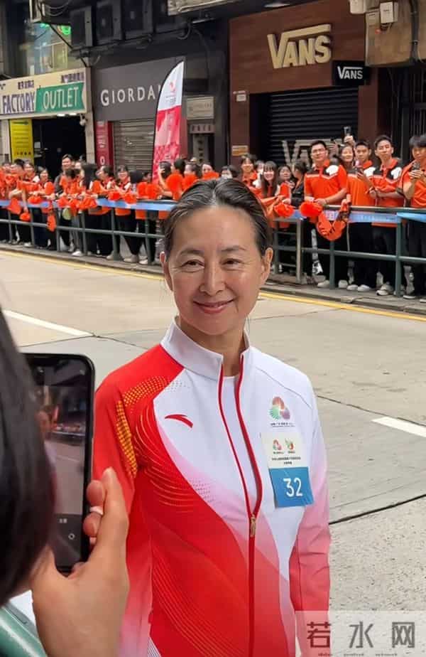 何超琼穿运动装亮相澳门街头，虽有皱纹白发，气质依旧优雅！
