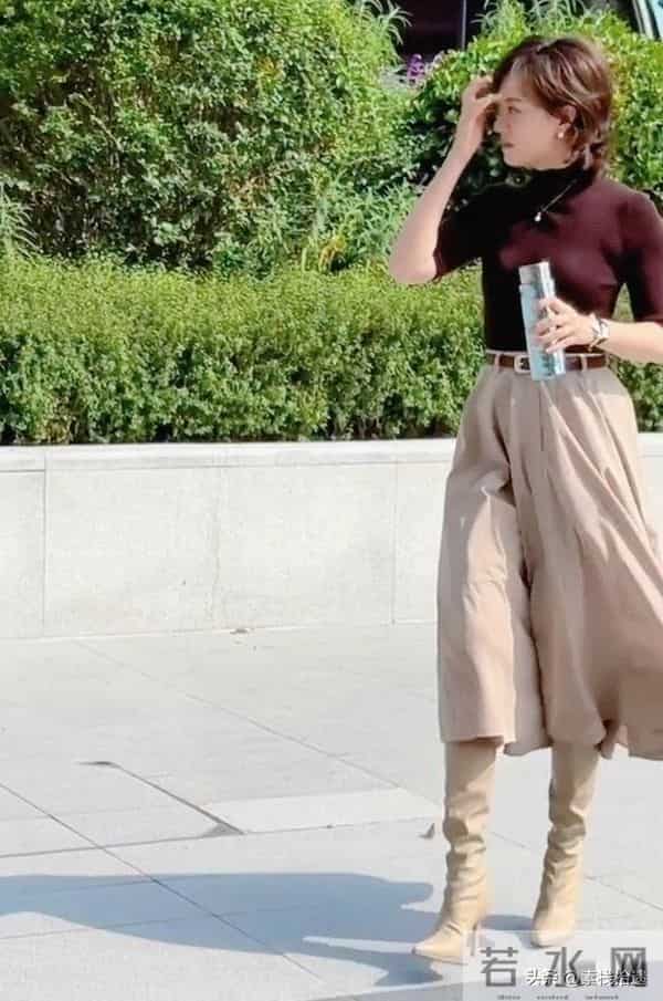 43岁孙俪上班被偶遇，她的身材真好，手里拿着保温杯，好会养生