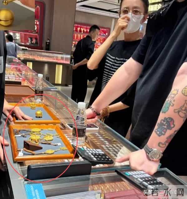 佟丽娅疯狂扫购黄金！头发稀疏排骨胸明显，满胳膊黄金手串太吸睛