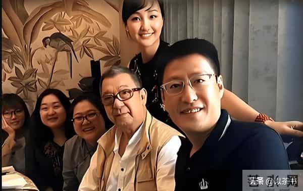 原来于震老婆是她，两人差13岁，婚后成家庭主妇被丈夫公婆宠成宝