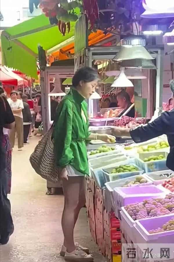 53岁吴越现身云南市场 保养的真好 在电视剧里不是美女但现实也惊艳