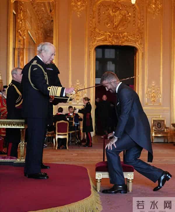 贝克汉姆圆梦封爵!一手牵贝嫂一手牵小七,俩儿子像“保镖”