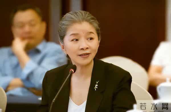 北京这一夜，秦海璐肿了，蒋欣瘦成皮包骨，却被66岁的她惊艳了