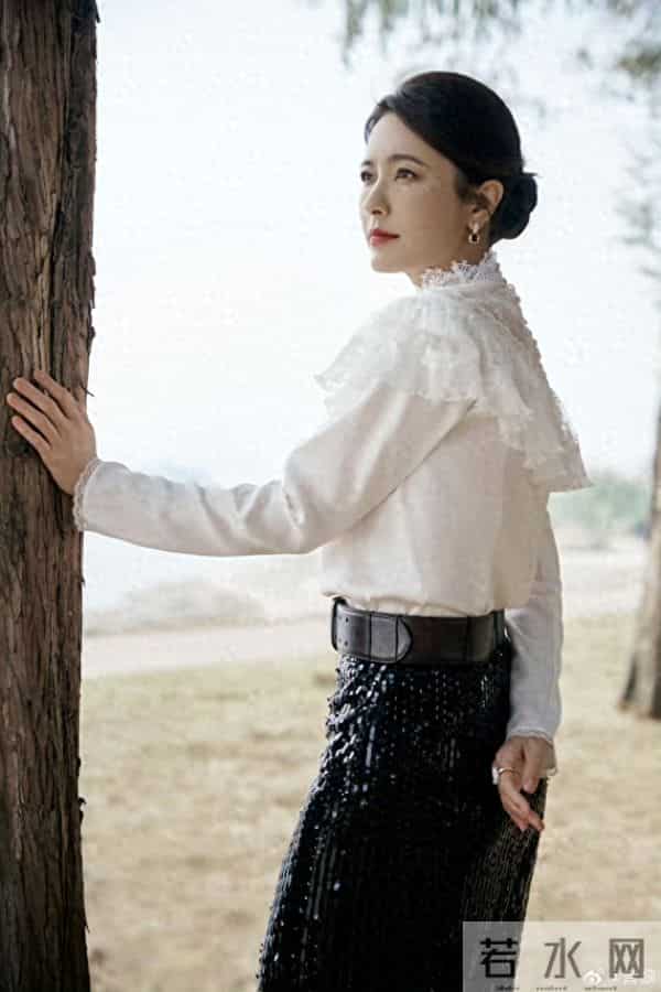 曾黎阿姨今日份在长江大桥美拍，开叉包臀裙高跟穿搭迷人至极