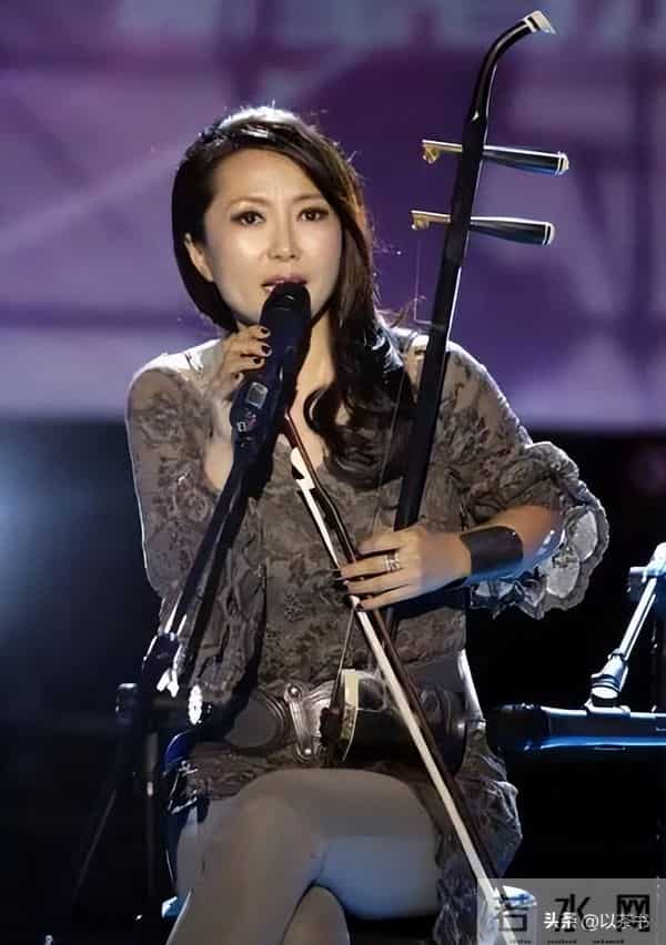 她曾火遍全国，巅峰时与台湾音乐家隐居，如今58岁未婚与养女相伴