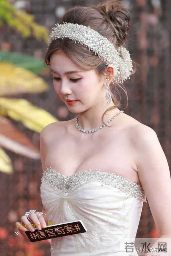 白鹿微博视界大会红毯白鹿真的牛奶皮肤好完美的身材！