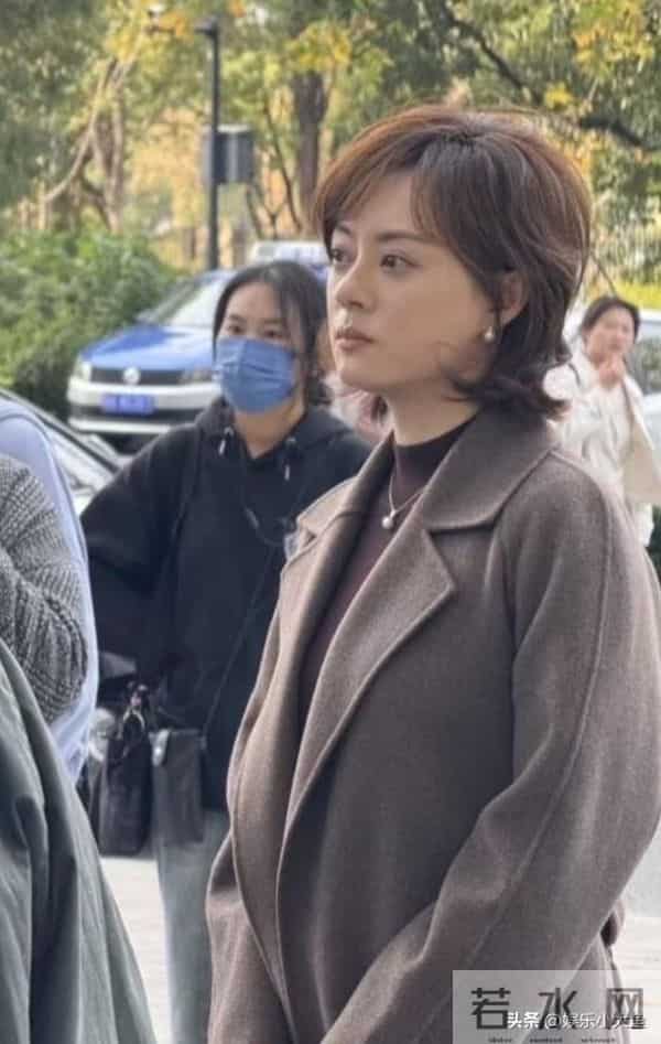 孙俪无锡拍戏被偶遇，身穿毛呢大衣新发型好洋气，本人又瘦又美！