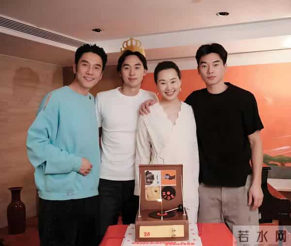 林依轮为大儿子林子濠庆生，55岁比儿子还年轻，87岁母亲已坐轮椅