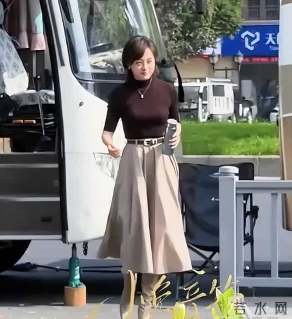 43岁孙俪街头被偶遇,打扮很知性很有女人味,身材真的很好
