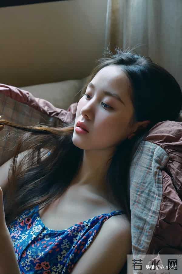 22岁的主持人李瑜,今日居家光脚丫写真,蓝色碎花裙纯欲撩人