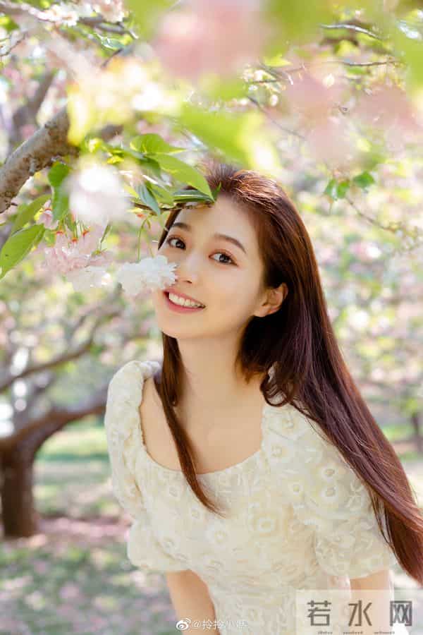 中传校花冯琳当主持人啦！不愧是最美领读员 这颜值不比明星差