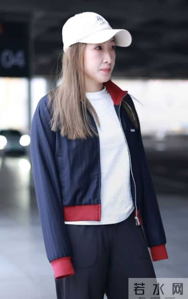 刘诗雯现身机场，藏青拼红运动风外套搭白帽随性又活力笑容超治愈