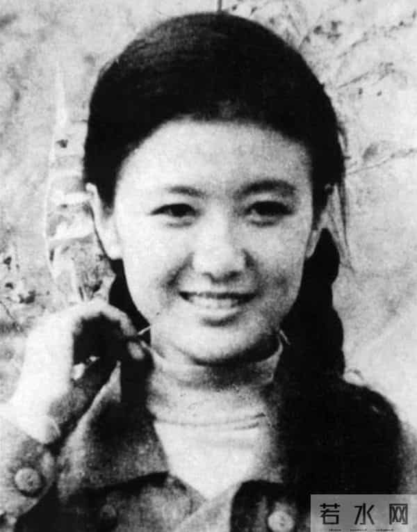 曾是央视第一美女，赴港生子离开央视舞台，如今远居美国不再露面