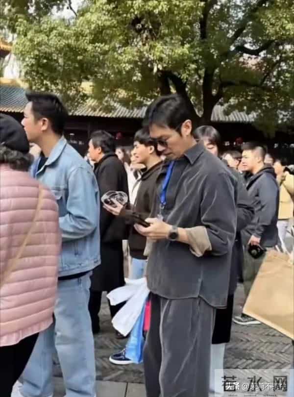 42岁朱亚文现身南京旅游，高大帅气人群里好显眼，脸上皱纹显成熟